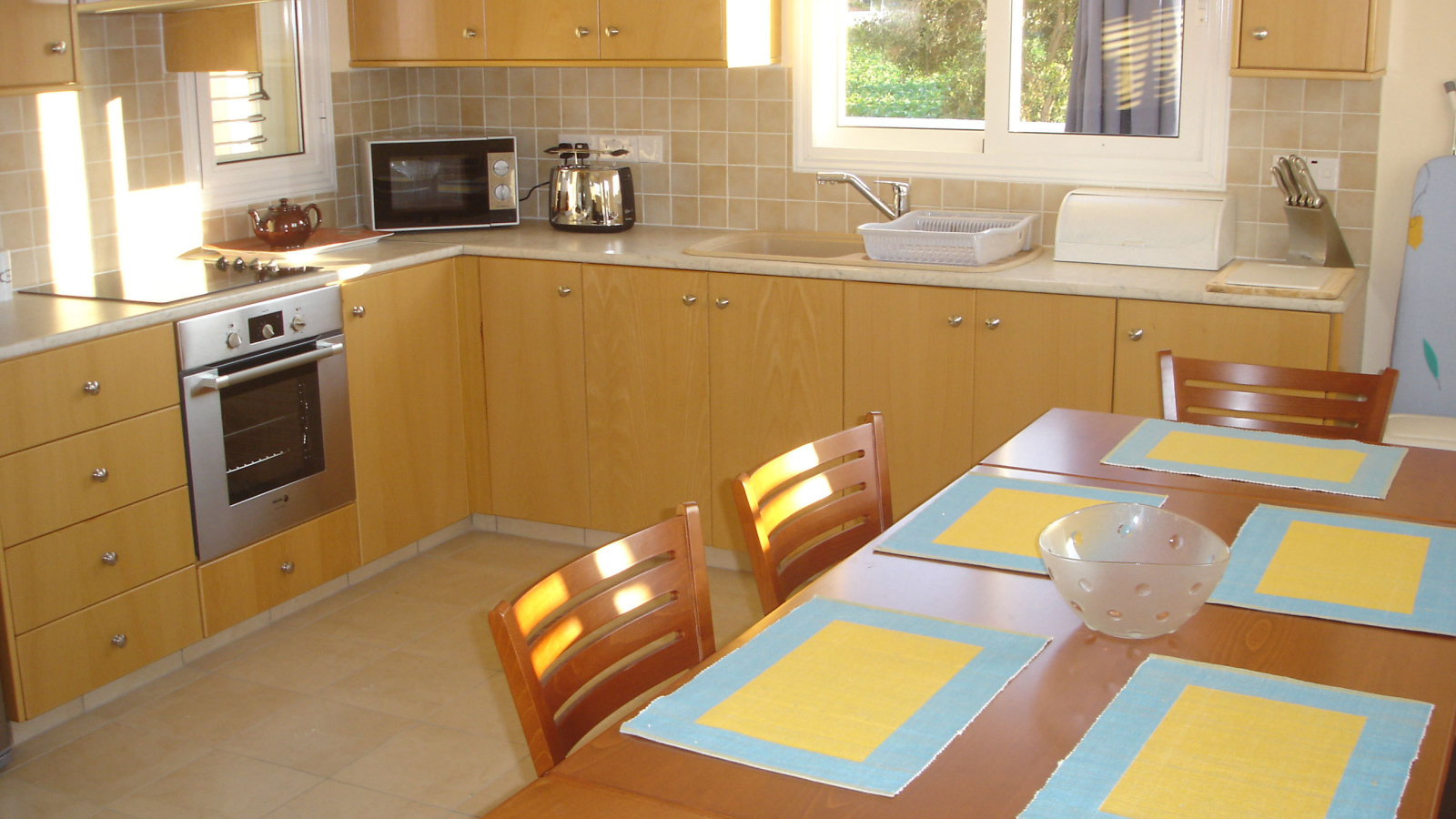 Солнце светит в окно на кухне