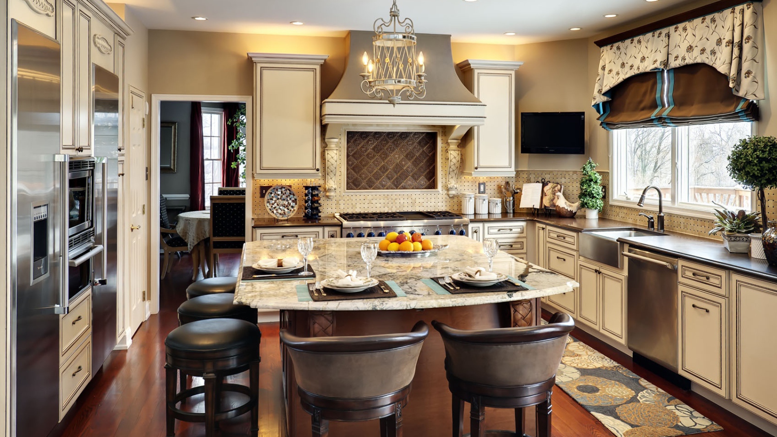 Стол накрыт в кухне