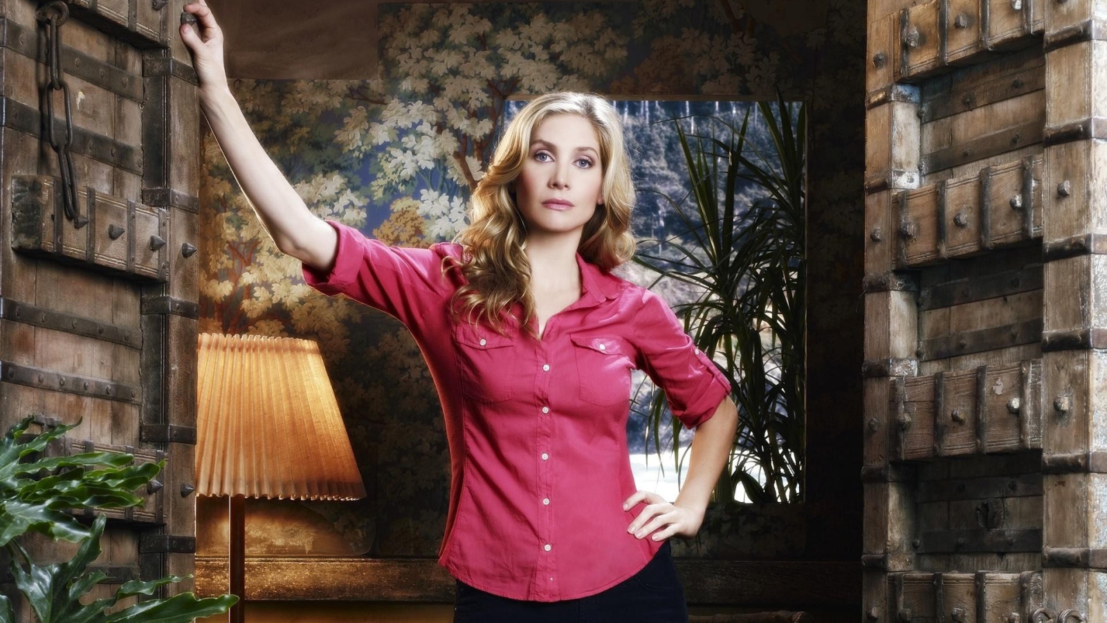 Женщина у открытых дверей