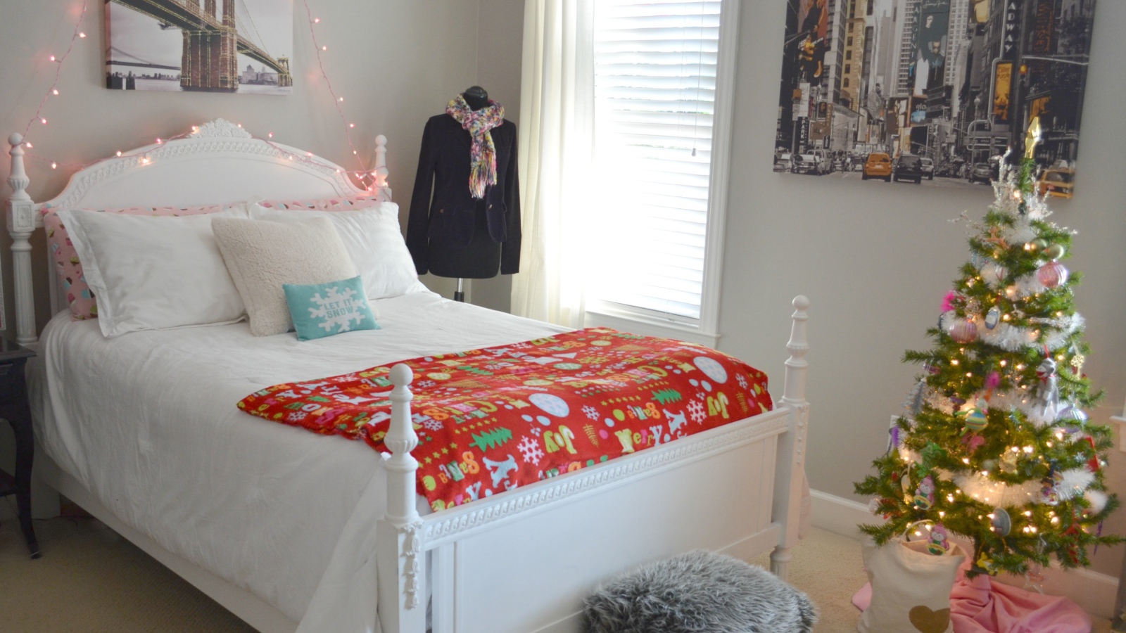 Елка в детской комнате