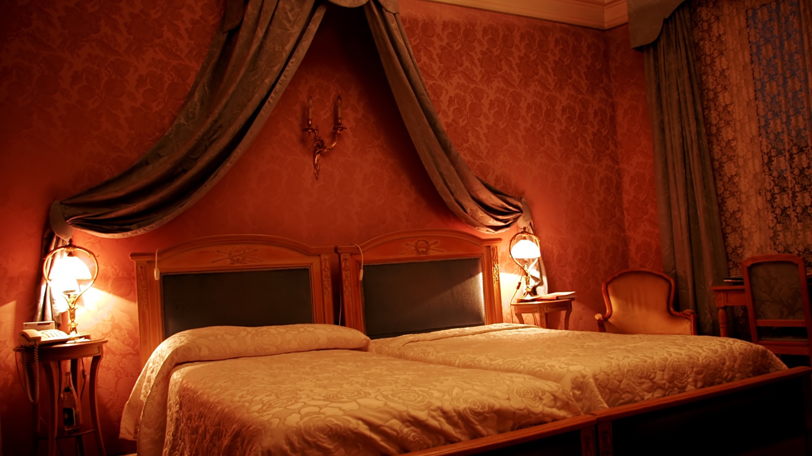 Кровать под вензелем в спальне