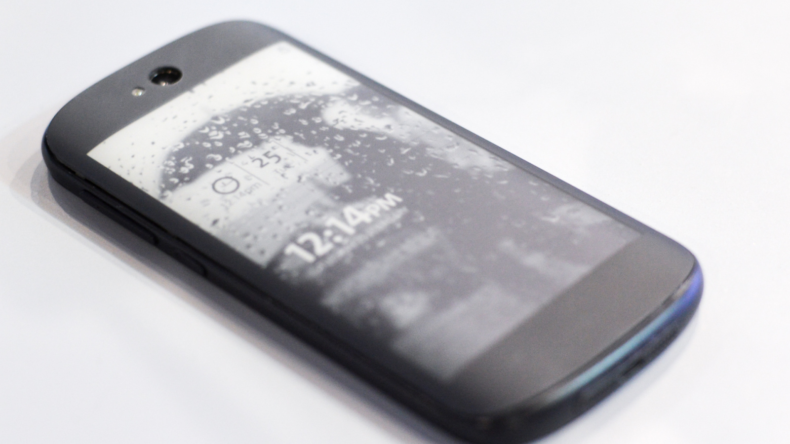 Водостойкий смартфон YotaPhone 2