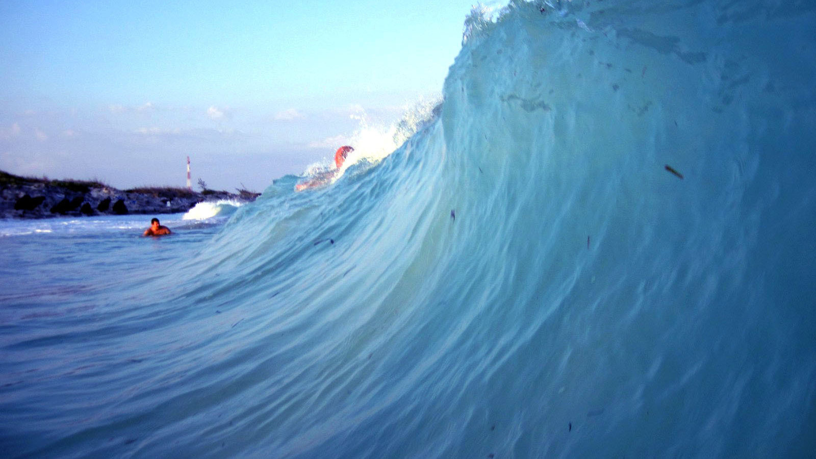 Волны у побережья на курорте Кайо Ларго, Куба