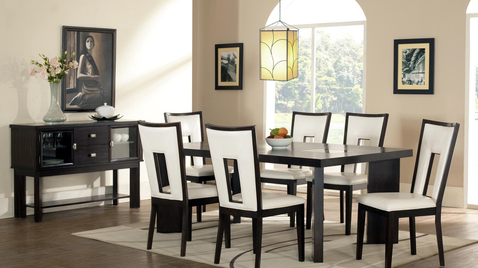 Белые стулья в столовой