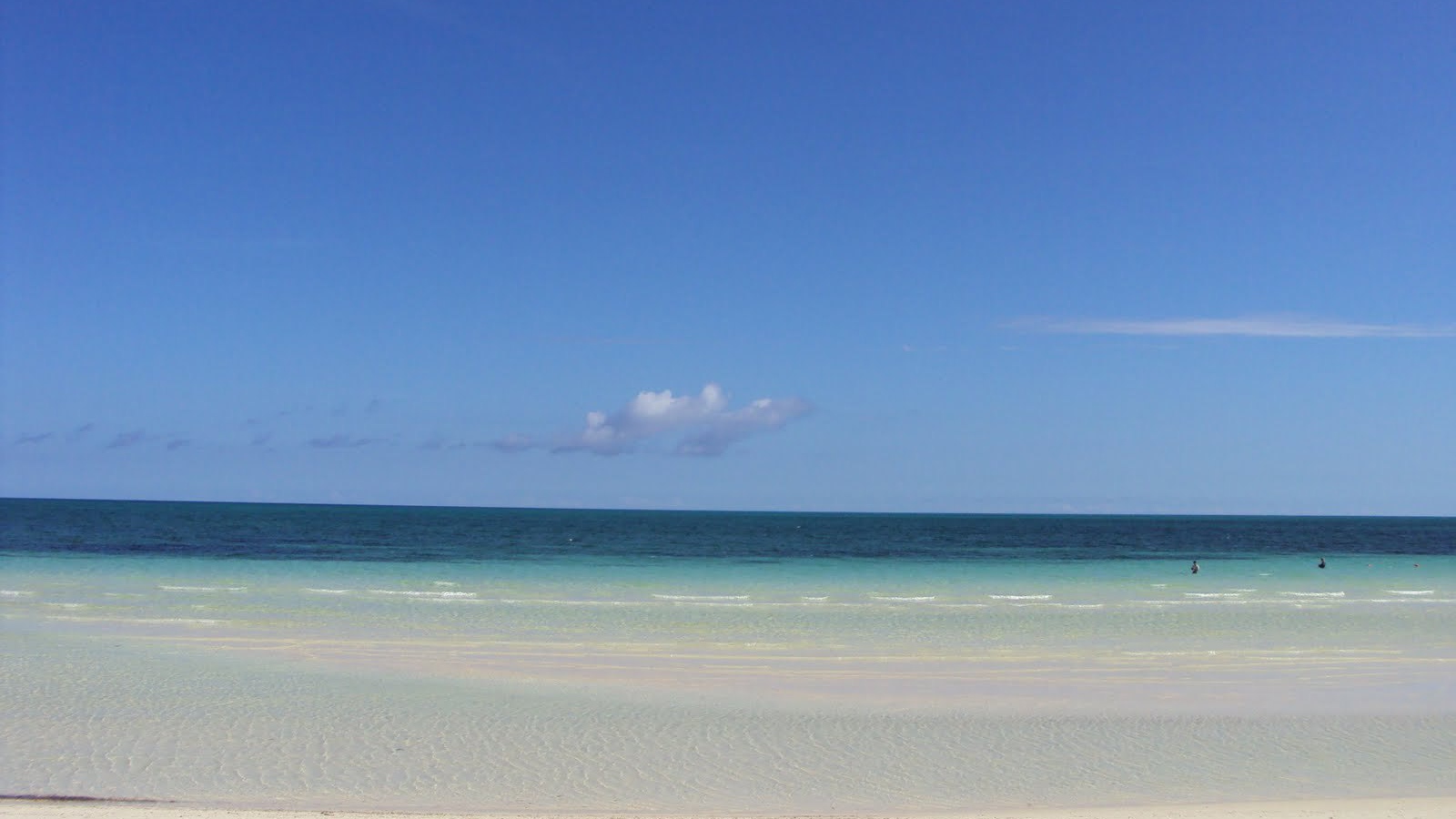 Белый песок на пляже на курорте Кайо Коко, Куба