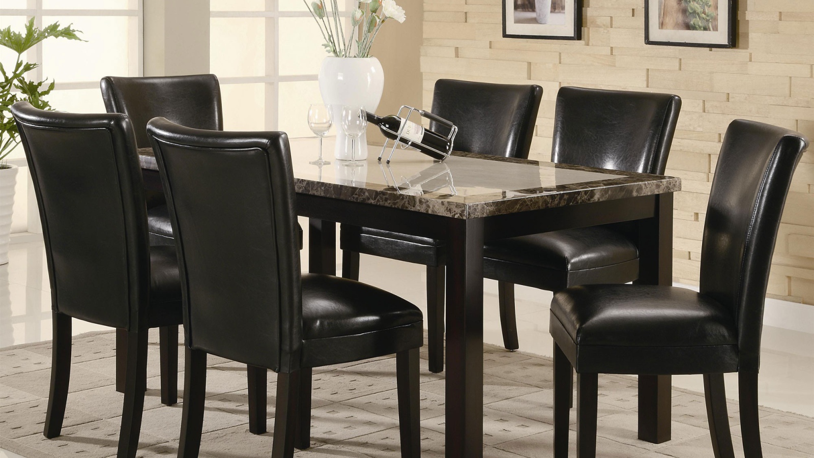 Вино на столе в столовой