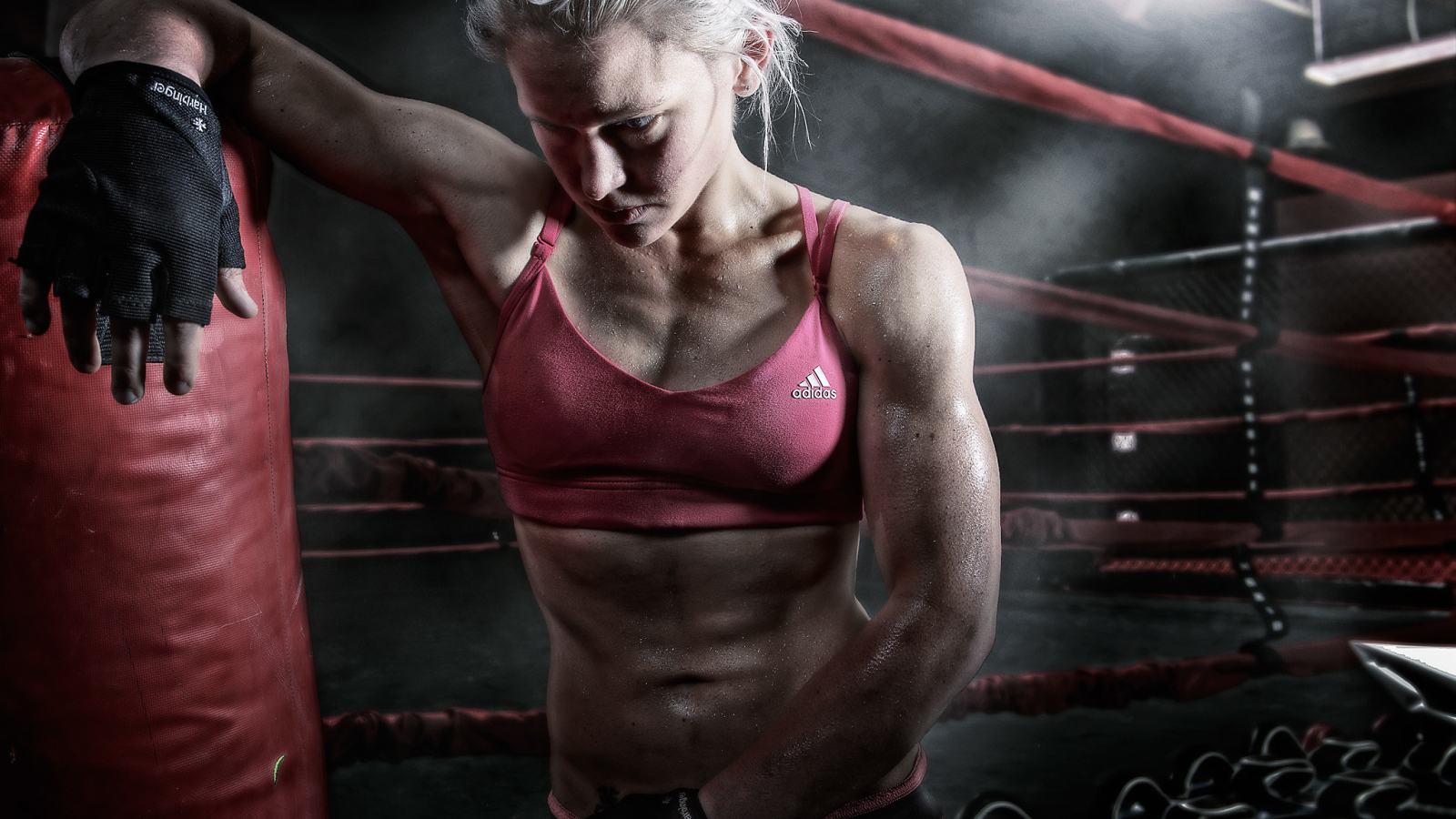 Женщина в ринге
