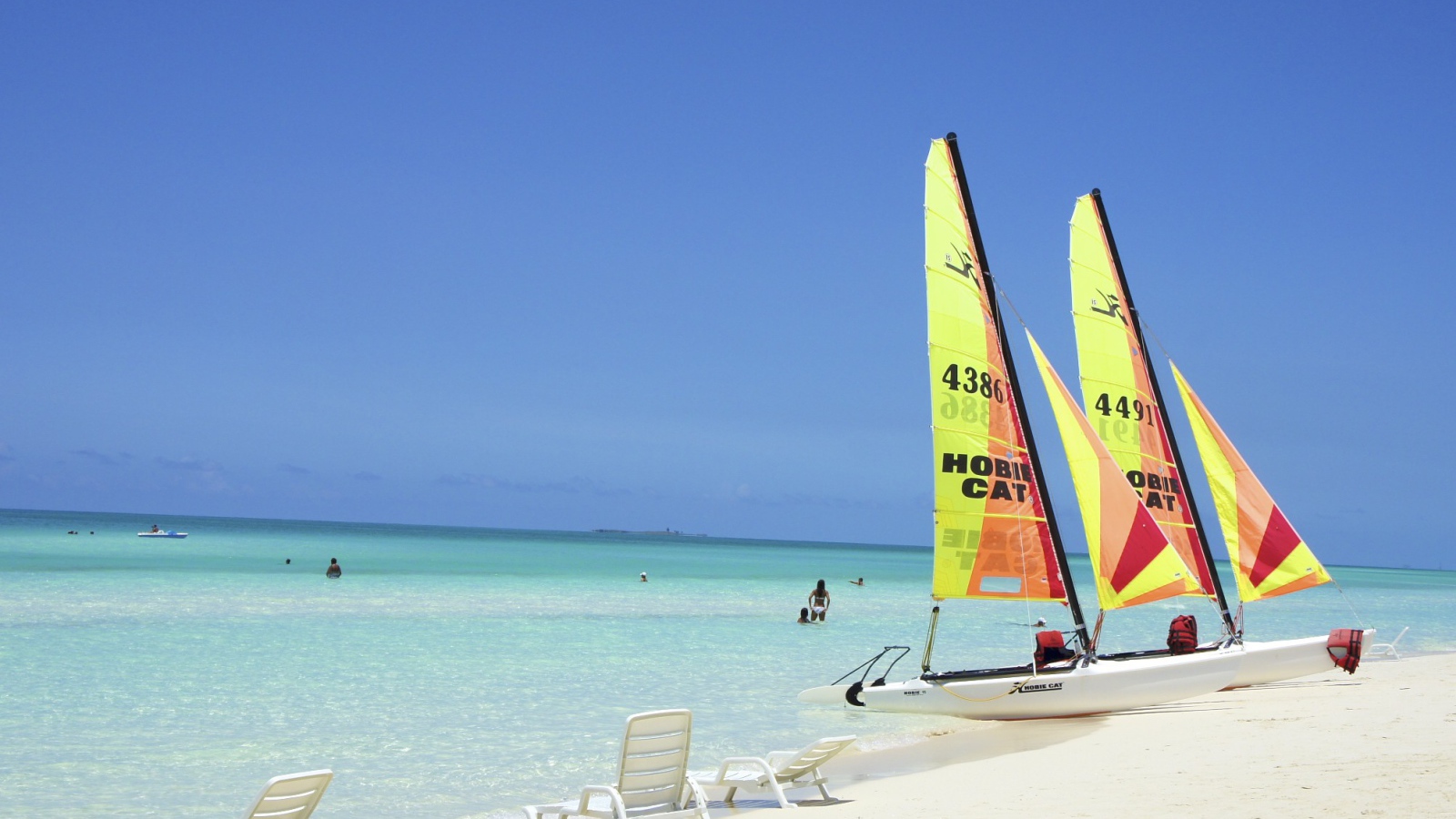 Яхта на пляже на курорте Кайо Коко, Куба