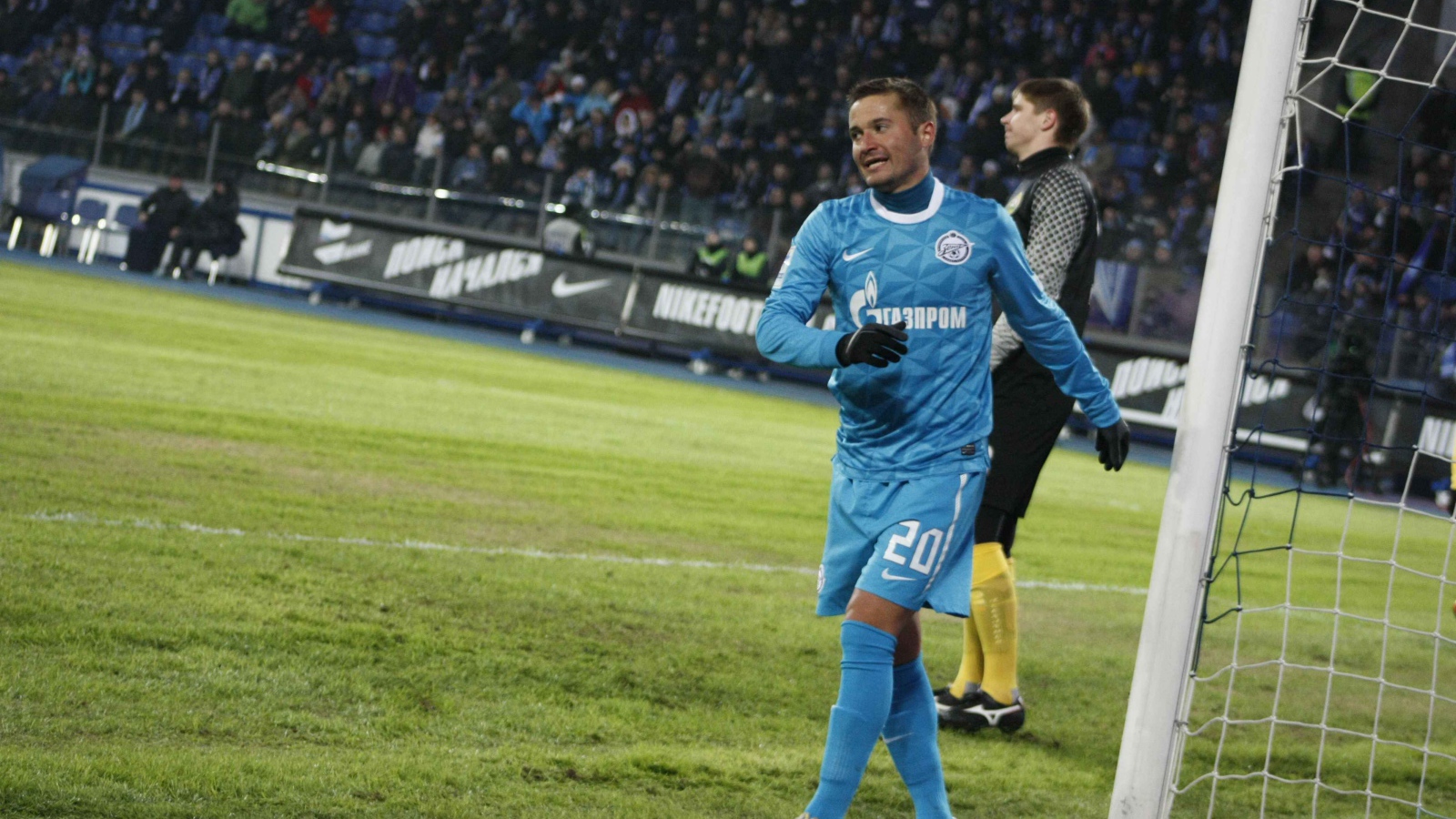 Полузащитник Зенита Виктор Файзулин у ворот