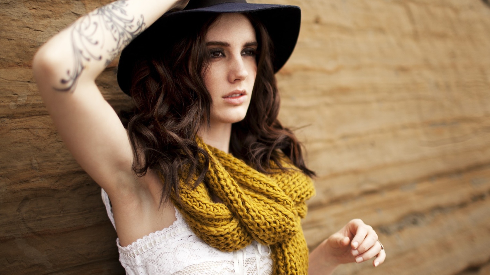 Брюнетка с татуировкой на руке