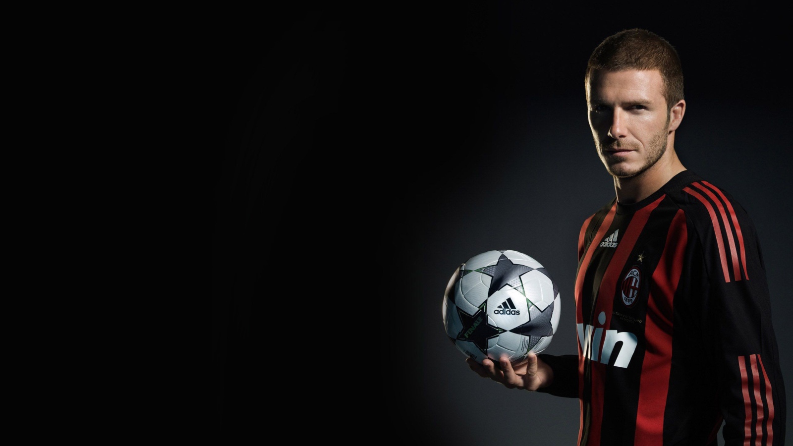 Футболист Давид Бекхэм с мячом