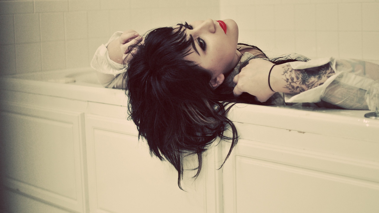 Девушка с татуировкой в ванне