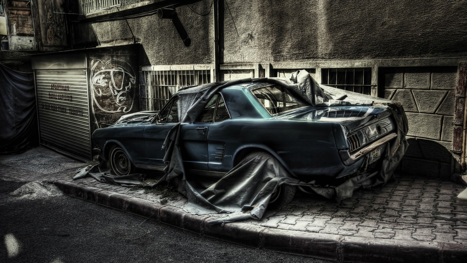 Брошенный автомобиль на городской улице, фото HDR