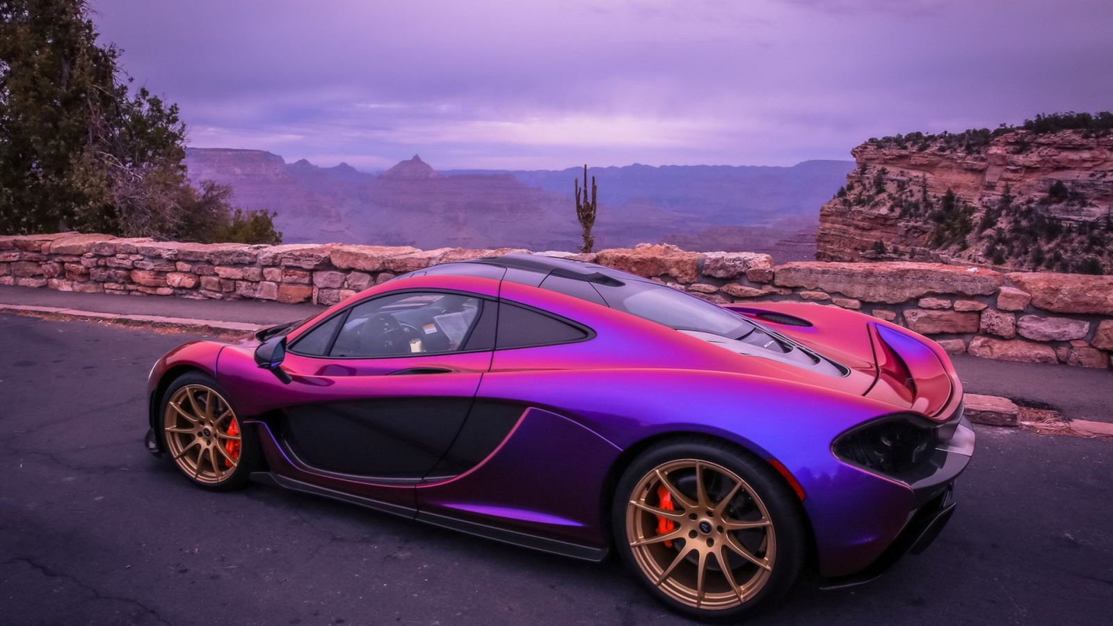 Красивый автомобиль McLaren Р1