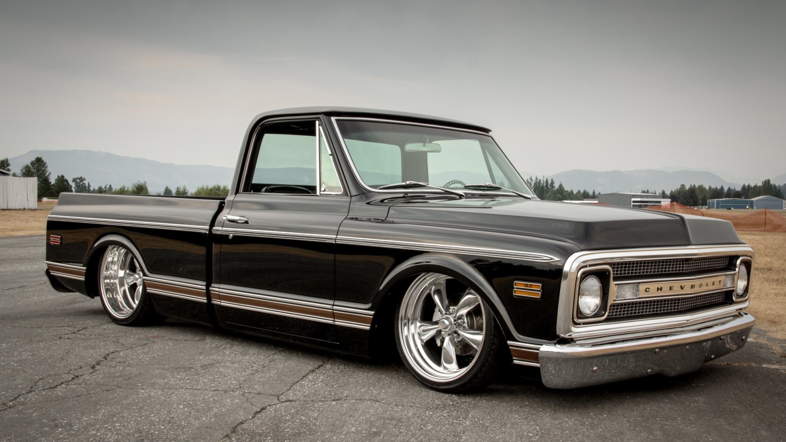 Черный пикап Шеви Роллет