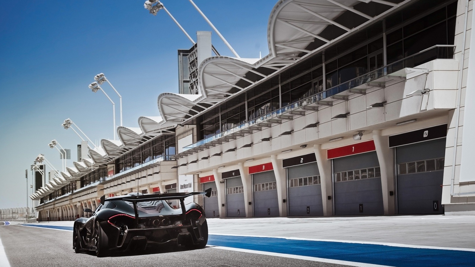 Черный McLaren P1 у ангаров