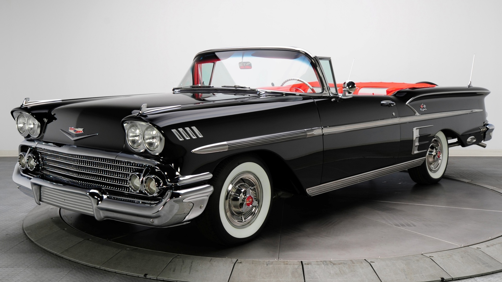 Черный ретро автомобиль Кадиллак кабриолет