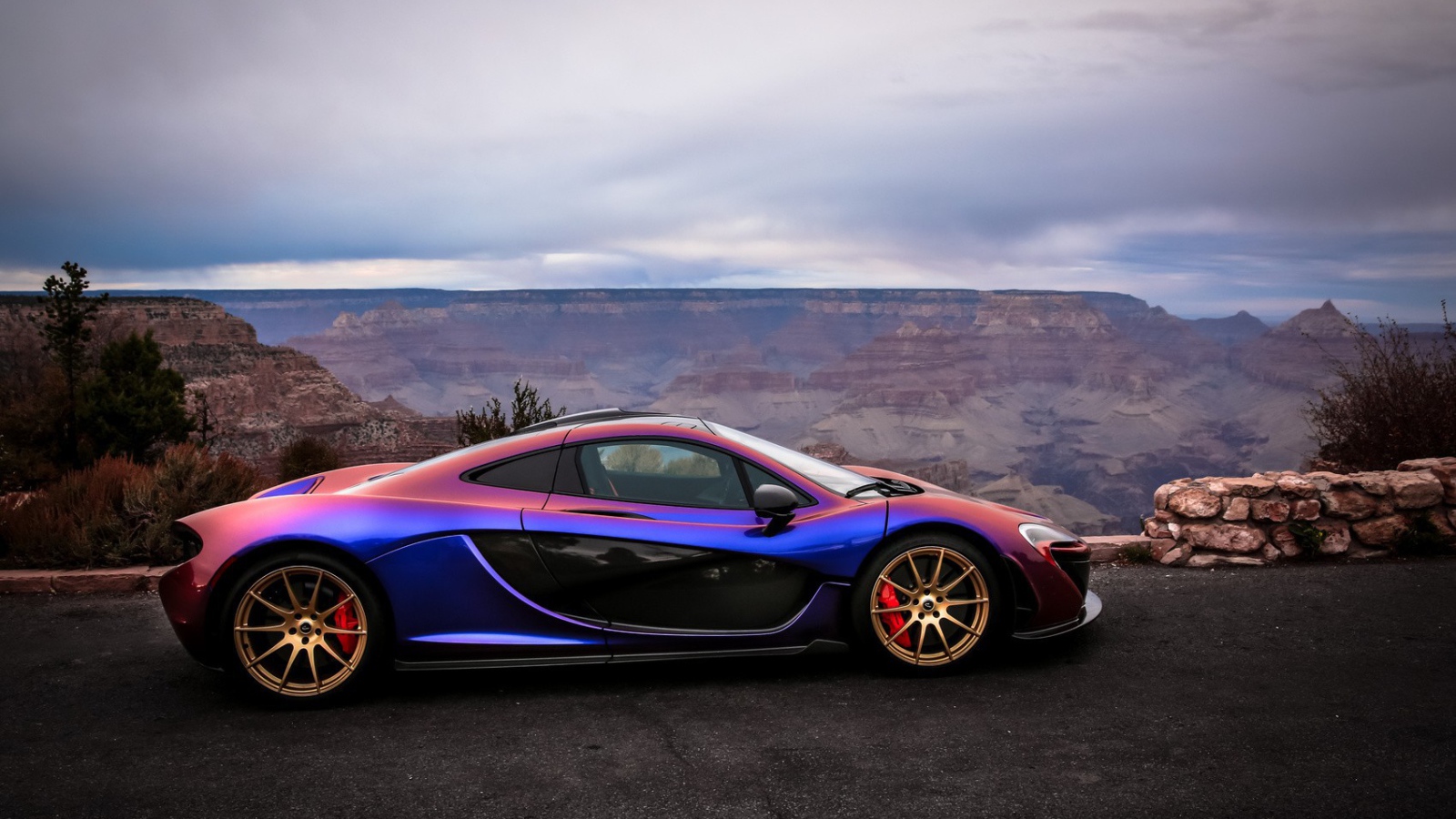 Красочный автомобиль McLaren на природе