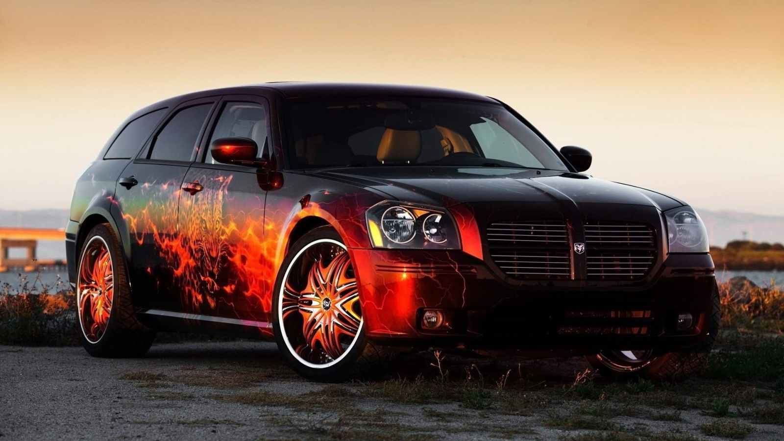 Огненная аппликация на автомобиле