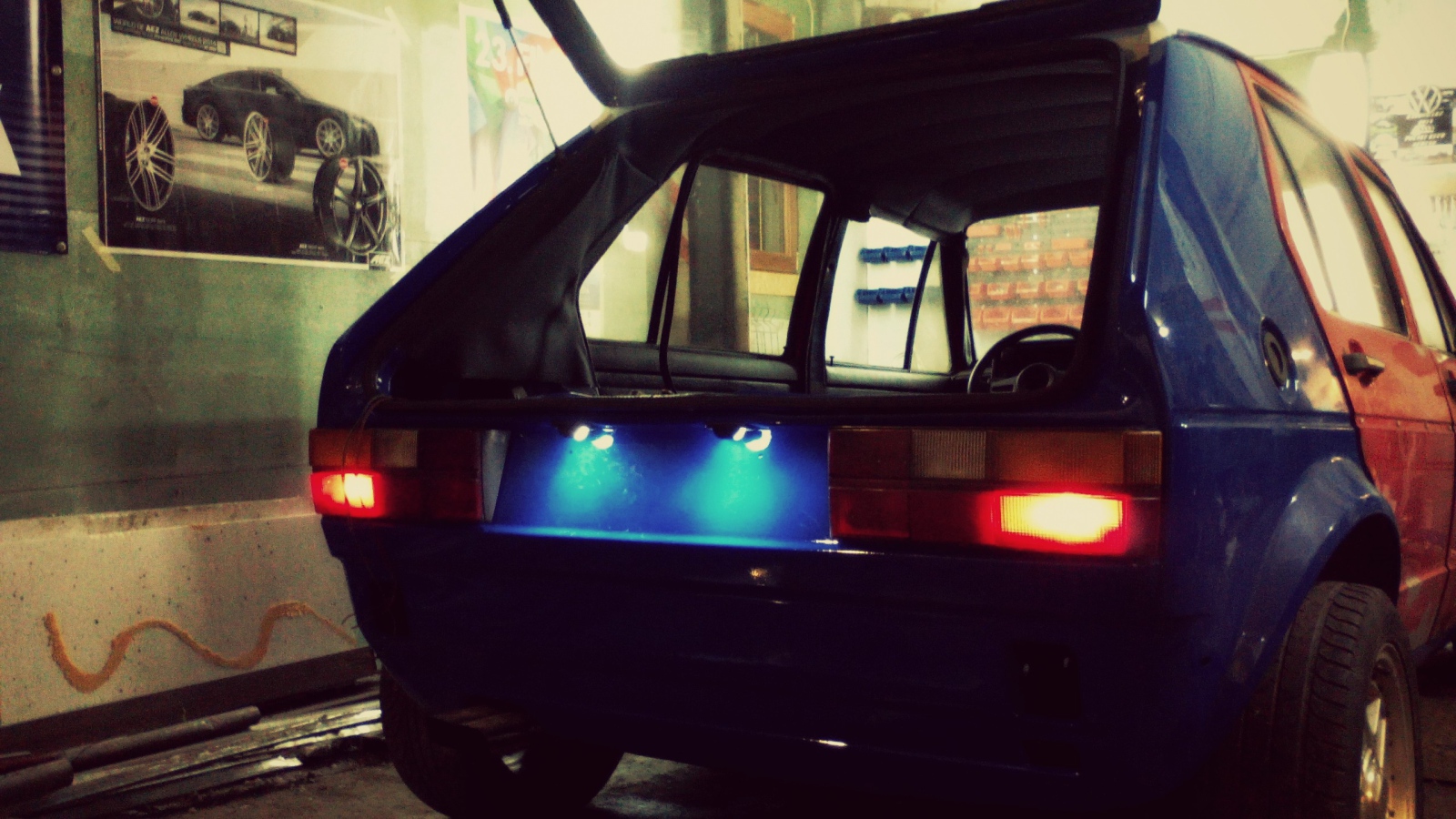 Старый VW Golf MK1 в автомастерской