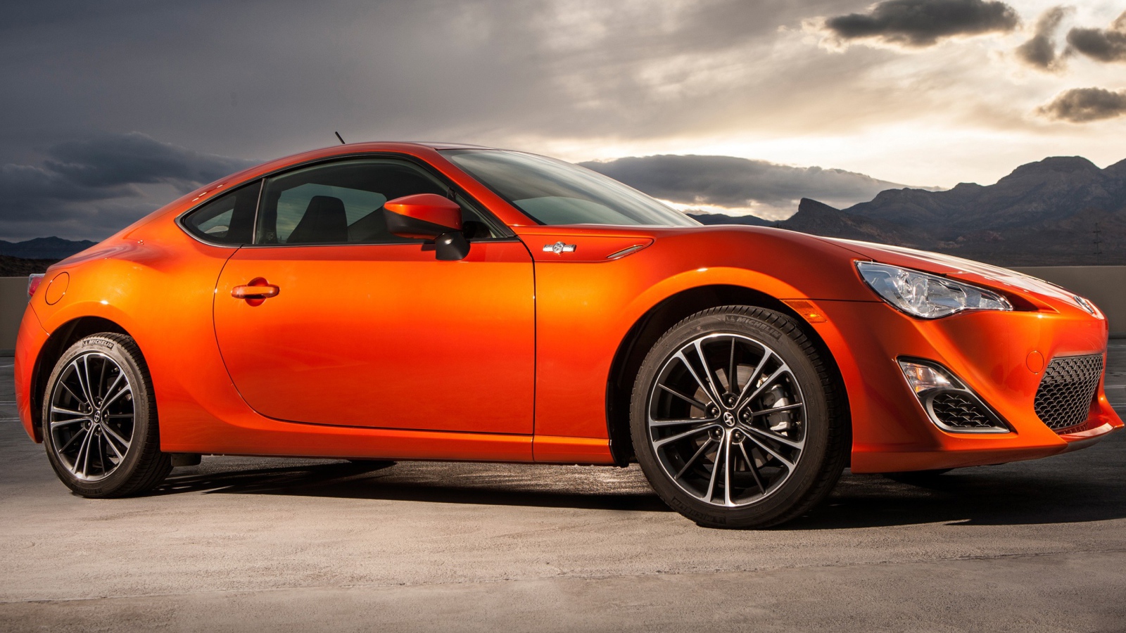 Оранжевый Scion FR-S Sport на фоне неба