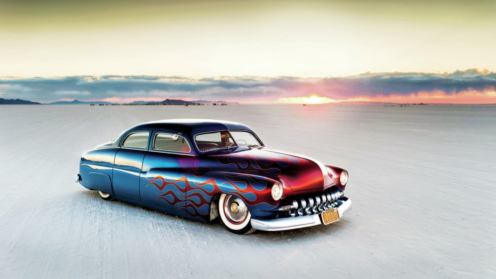 Раскрашенный хиппи автомобиль на пляже