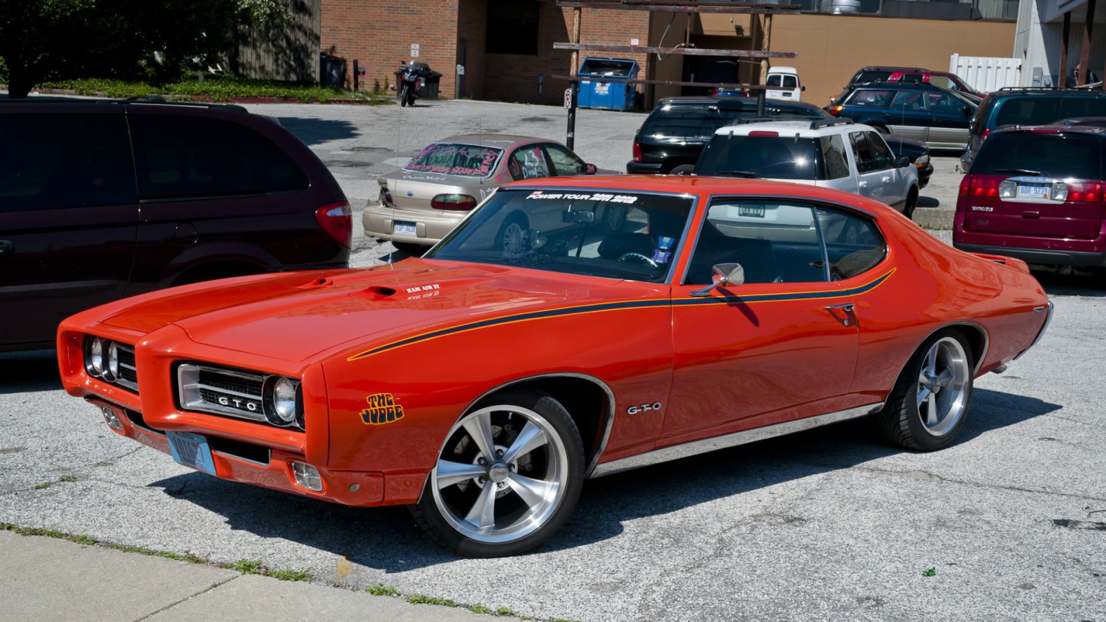 Красный Pontiac GTO Judge