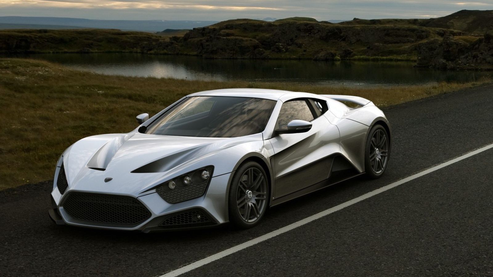 Серебристый автомобиль Zenvo ST1