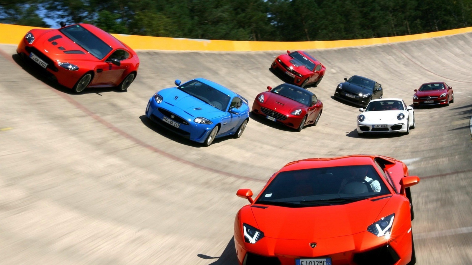 Спортивные суперкары на изогнутой поверхности