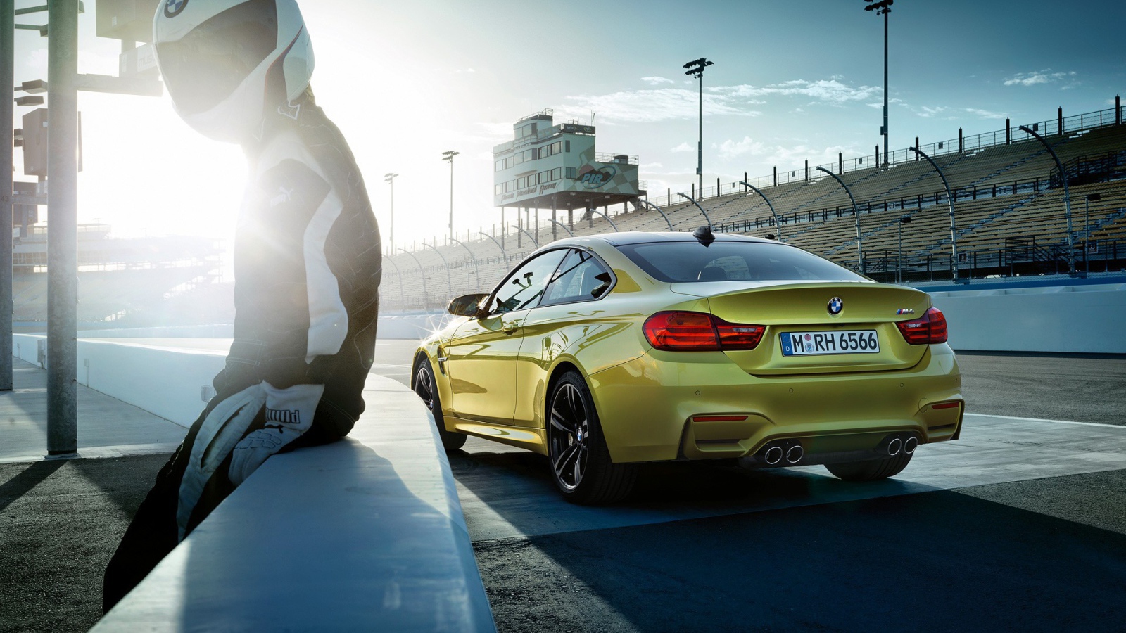 Гонщик отдыхает на парапете трека