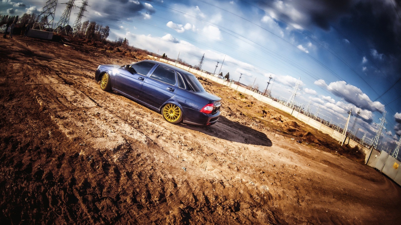 Автомобиль стоит на грунтовой дороге