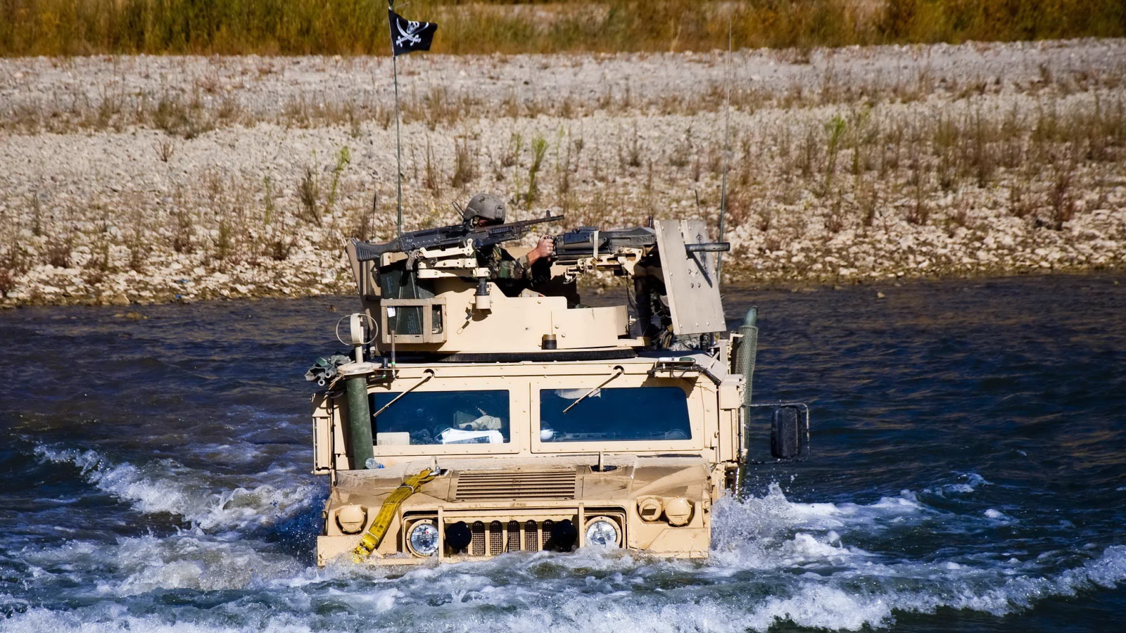 Военный Хаммер преодолевает водную преграду