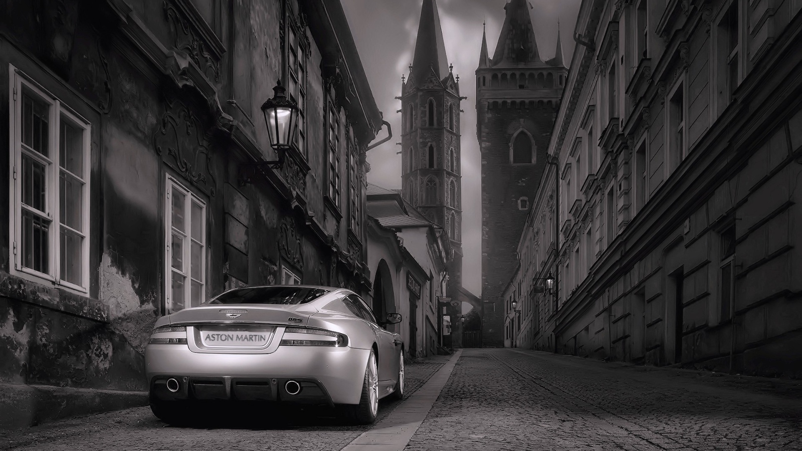Великолепный Aston Martin в сером городе