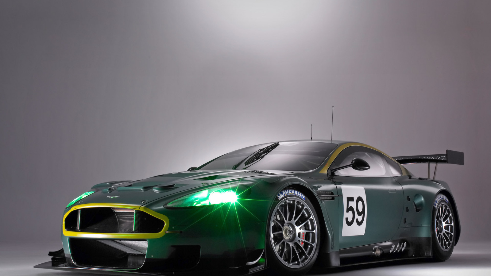 Зеленые фары у спортивного Aston Martin