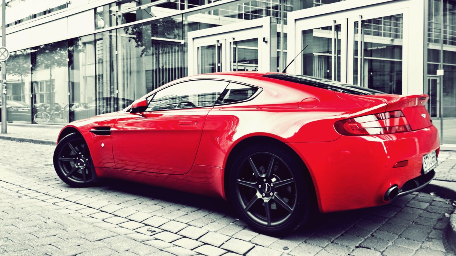 Красный Aston Martin Vanquish на улице