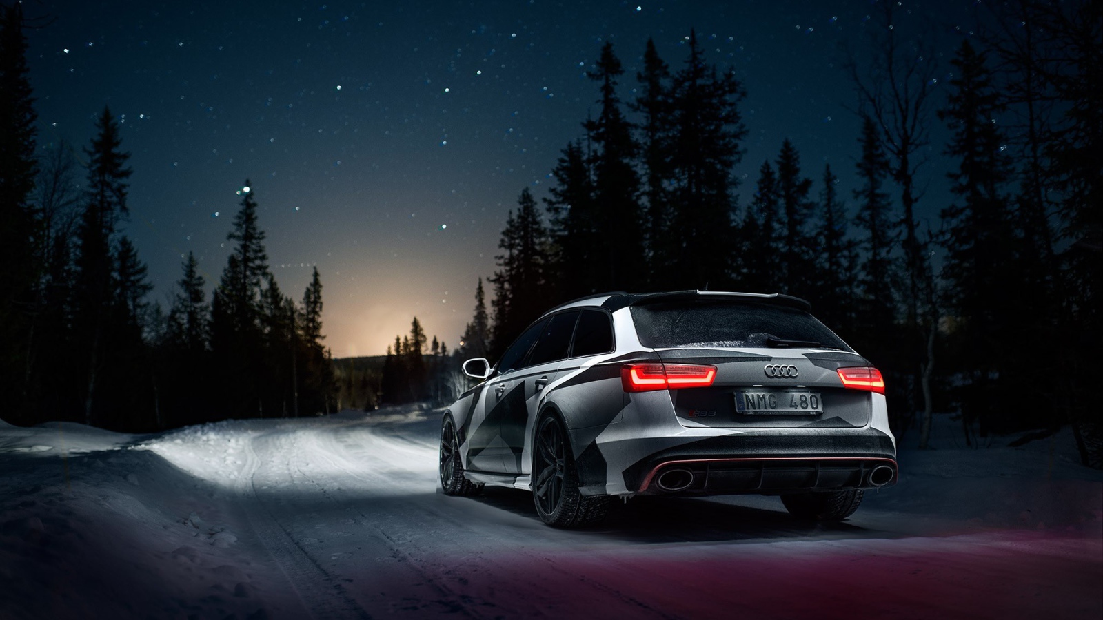 Audi RS6 Avant на ночной дороге