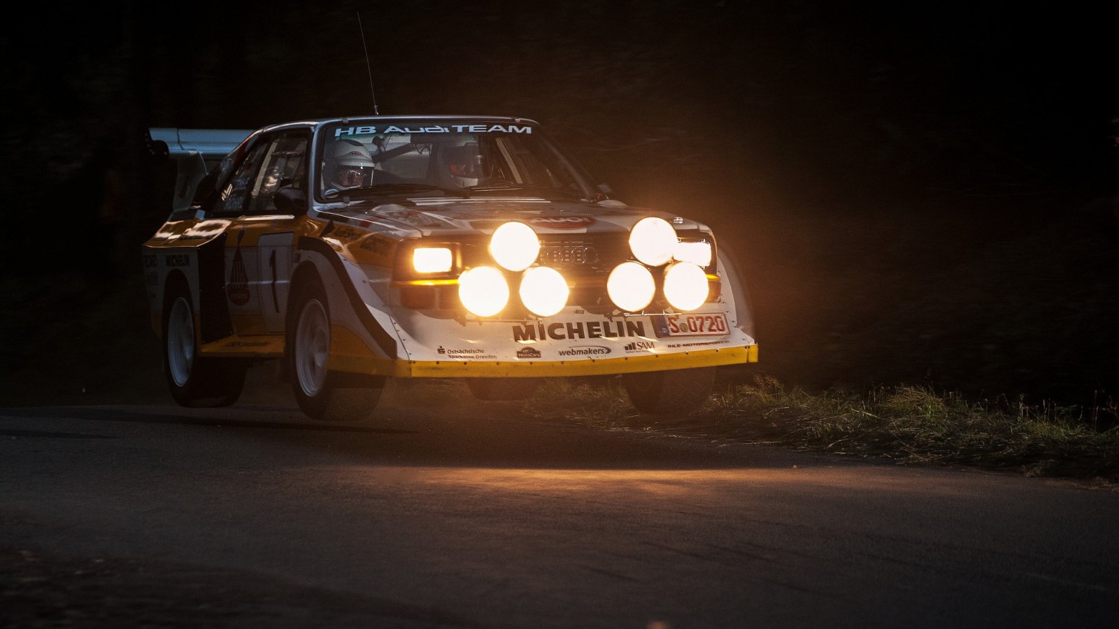 Яркие фары Audi Sport Quattro S1