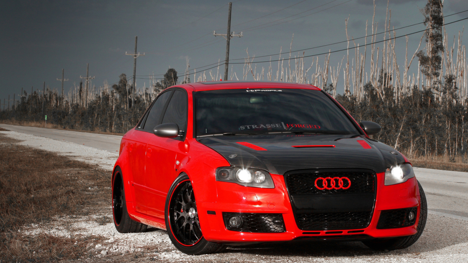 Красный Ауди с черным капотом
