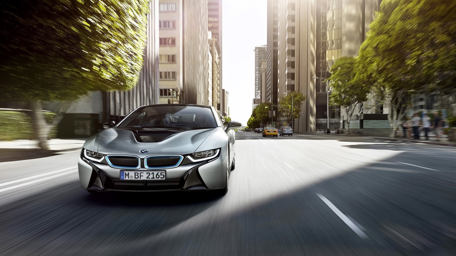 BMW i8 мчится по улице