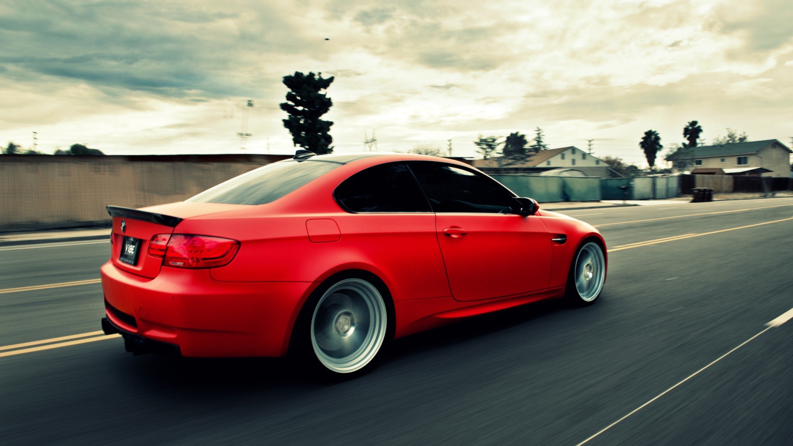 Быстрый красный BMW на шоссе