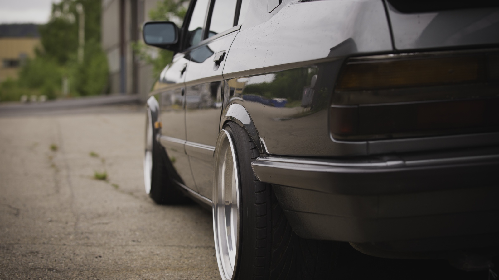 Вид сзади на BMW E28