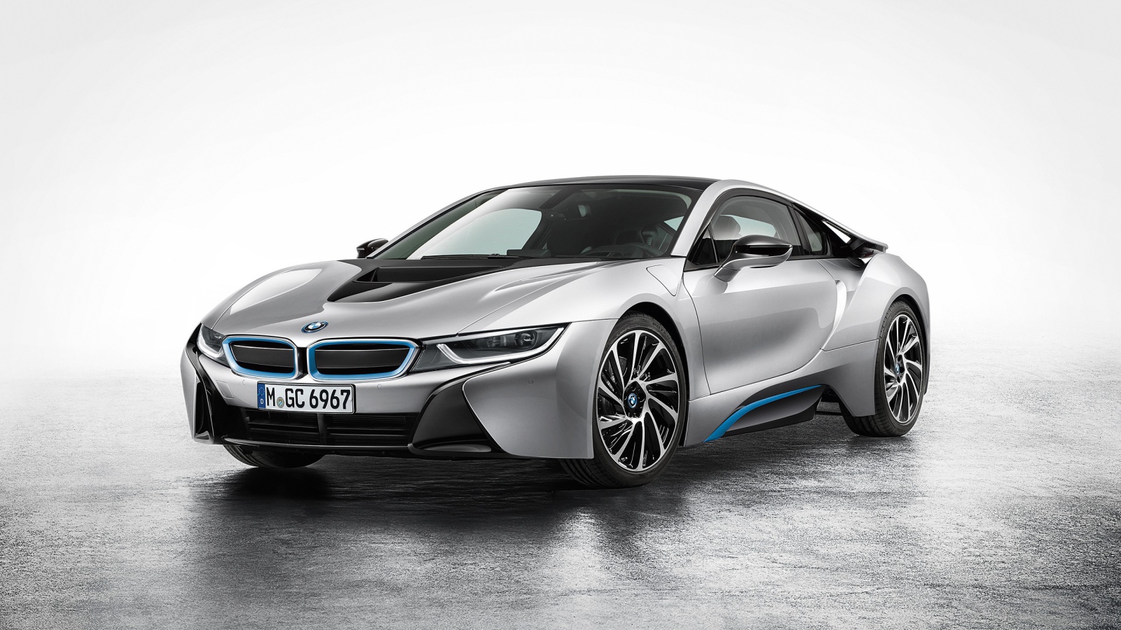 Новый серебристый BMW i8