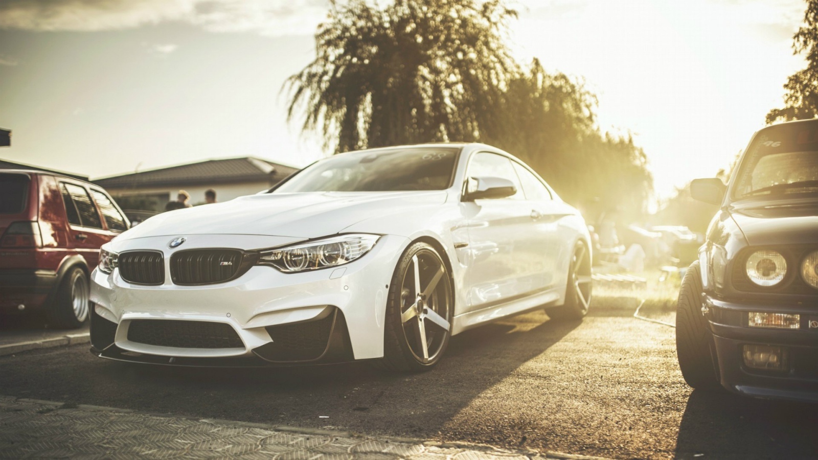 Белый автомобиль BMW M4
