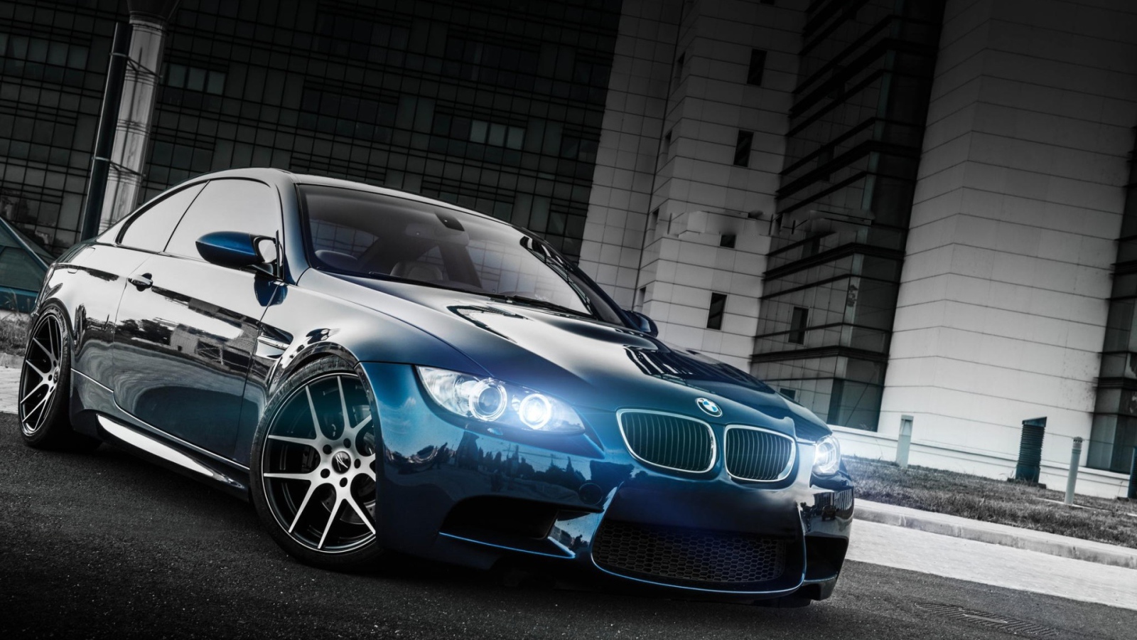 Черный BMW E92 M3 с неоновыми фарами