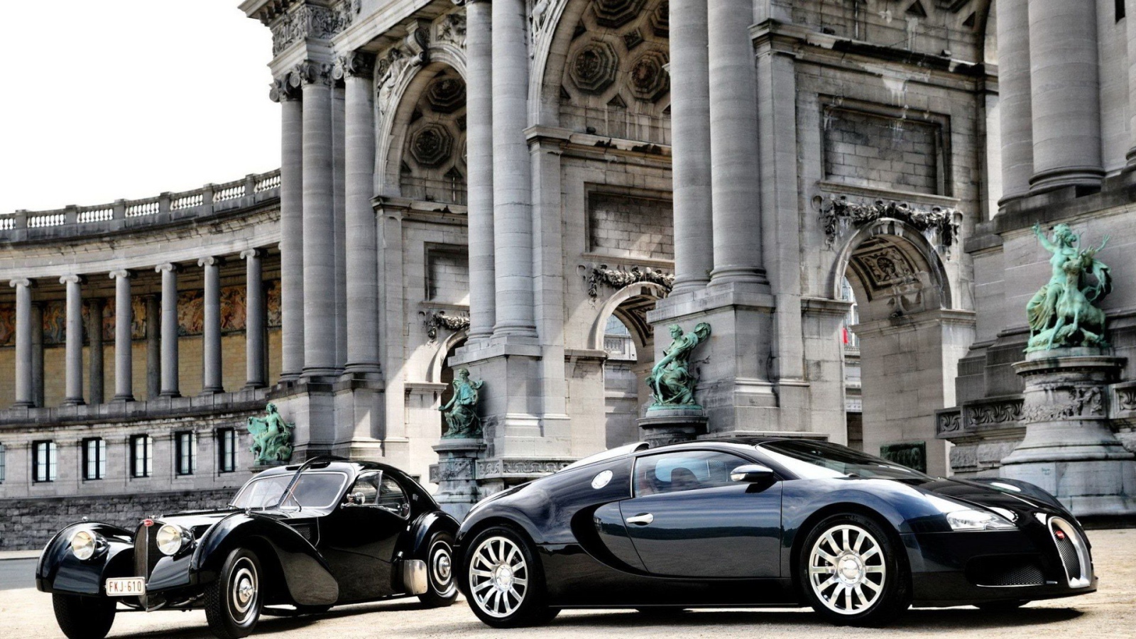 Два поколения авто Bugatti