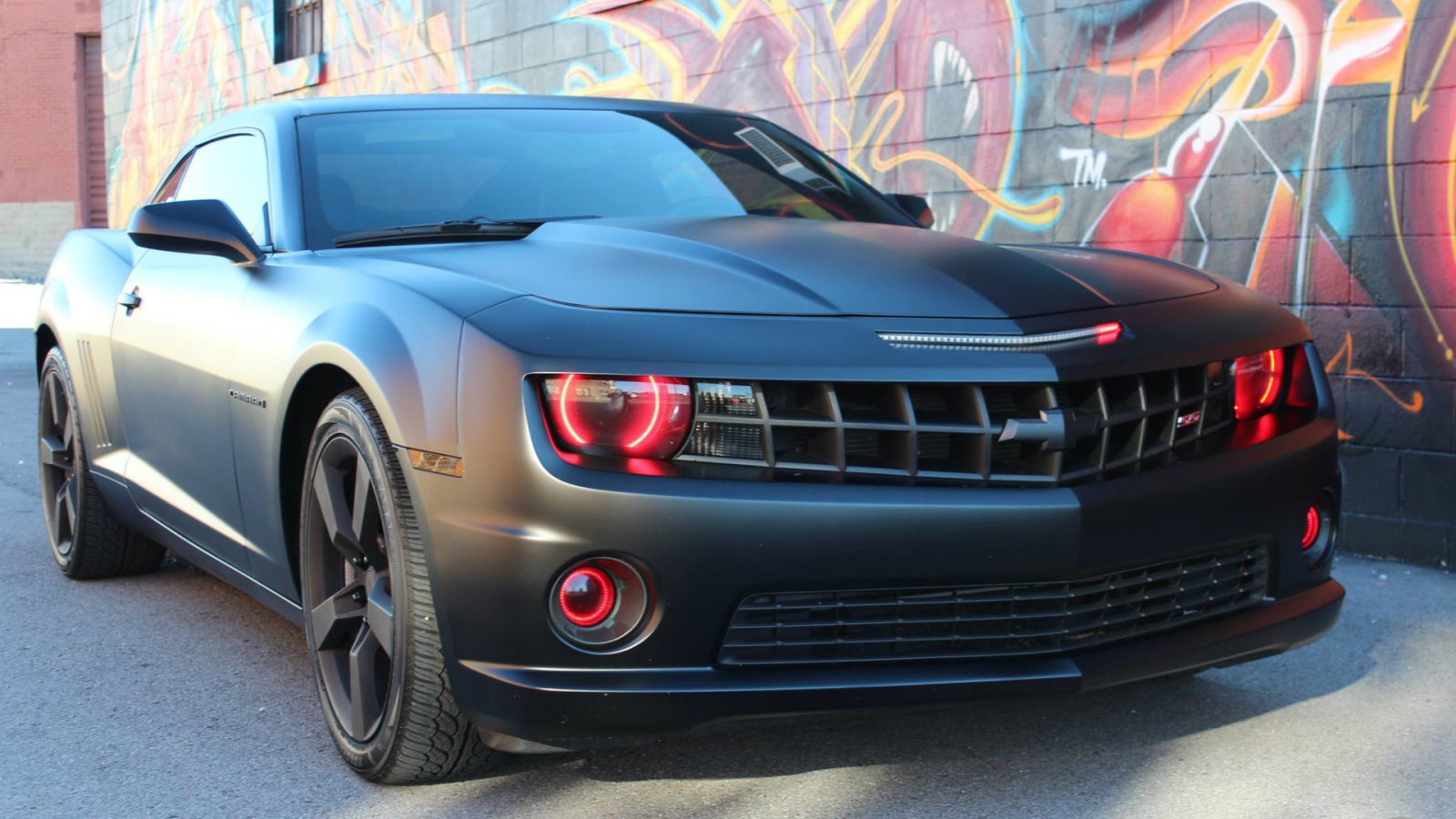 Красивый автомобиль Chevrolet Camaro SS