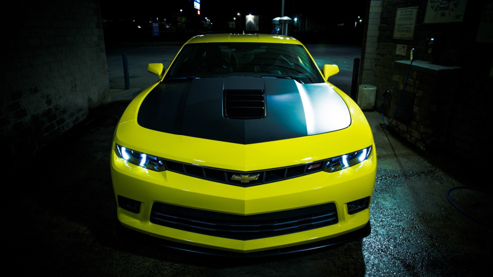 Черно-желтый Chevrolet Camaro SS