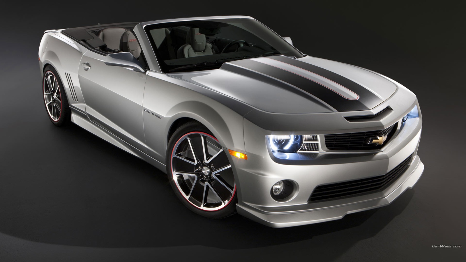 Серый кабриолет Chevrolet Camaro на сером фоне