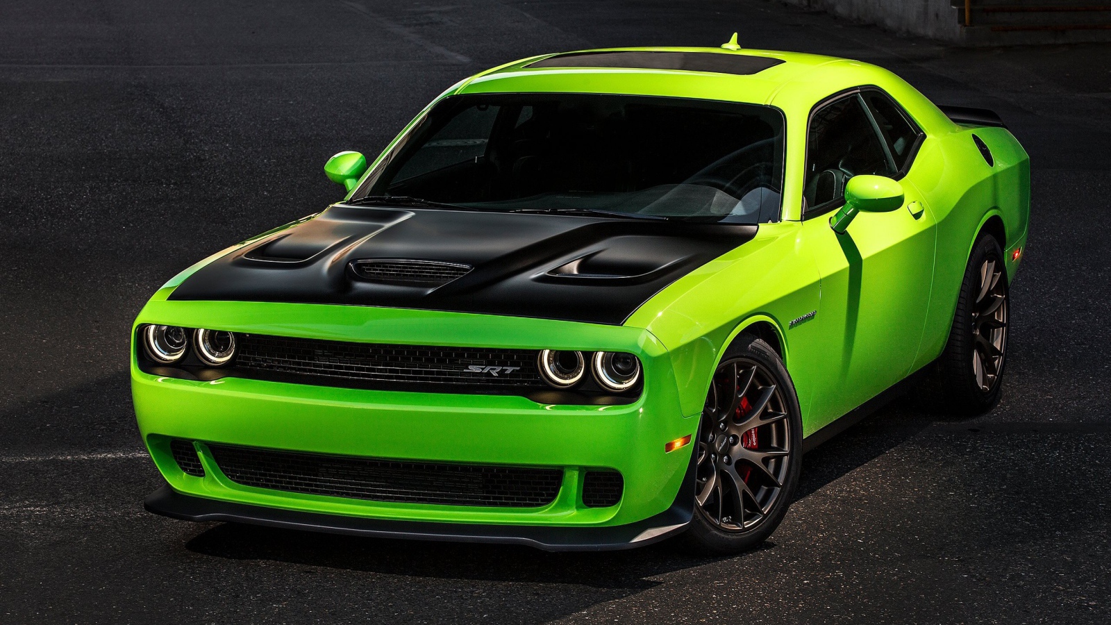 Зеленый Dodge Challenger с черным капотом
