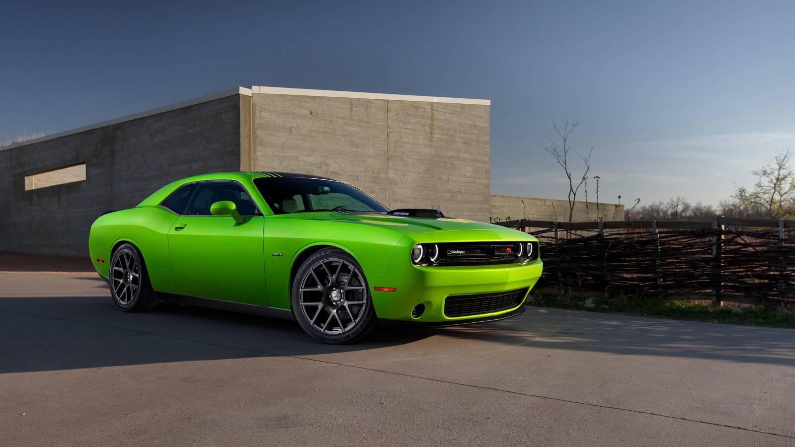Зеленый спортивный Dodge Challenger Hellcat